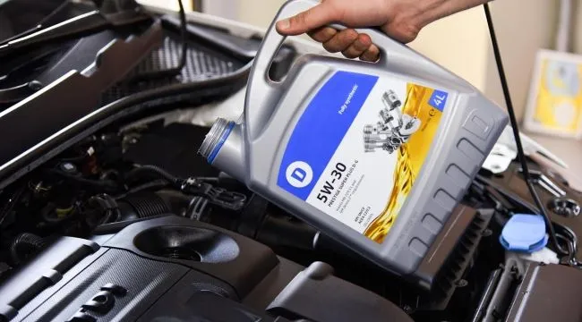 فني متخصص يقوم بتغيير زيت الدفرنس